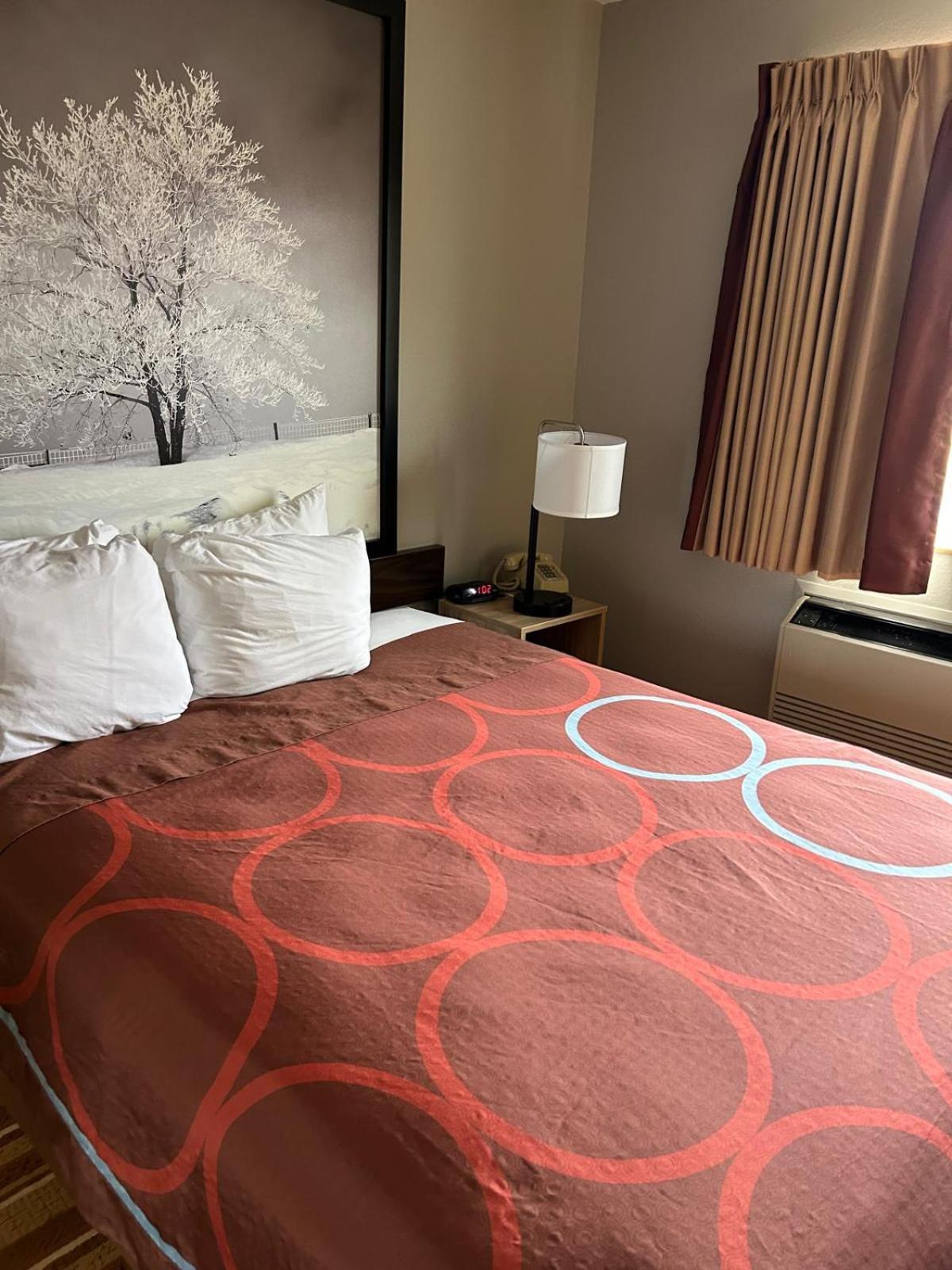 Super 8 By Wyndham Hotel